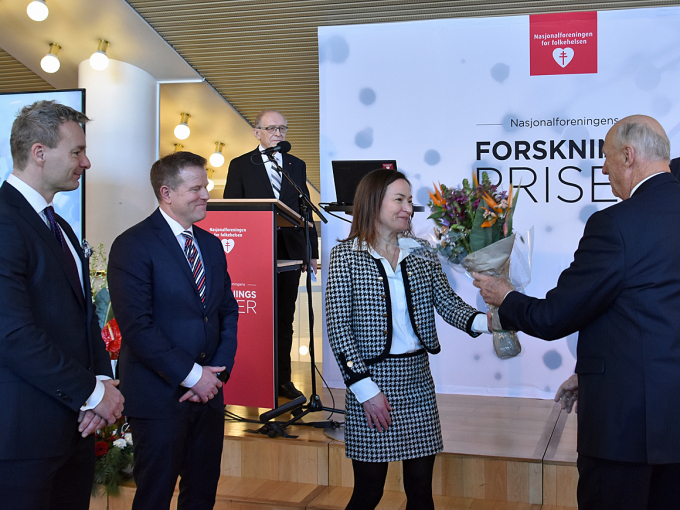 Kong Harald gratulerer Kristine Walhovd med Nasjonalforeningens Demensforskningspris. Foto: Liv Anette Luane, Det kongelige hoff